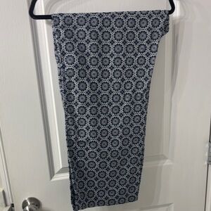 Liz Claiborne women’s navy linen and White Geometric Pants
